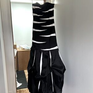 Mermaid style strapless dress white and black size 8
